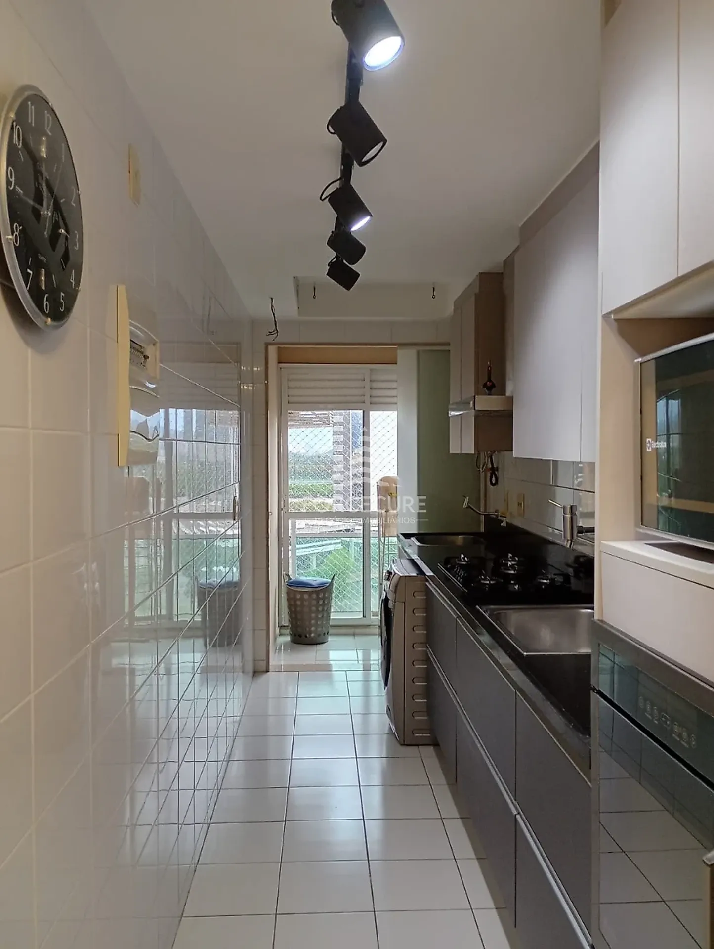 Glass-enclosed balcony in a 2-bedroom apartment, 100 m² — photo 23