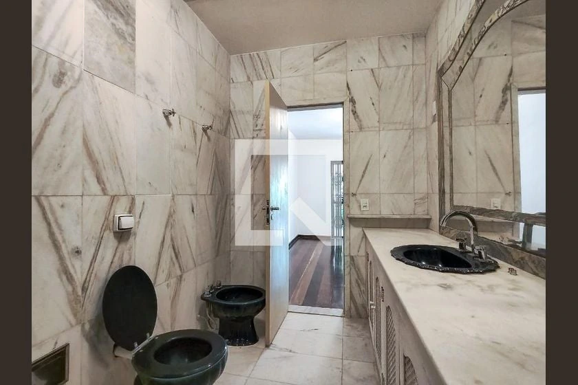 House with 5 en-suite bedrooms, 285 m² and parking — photo 10