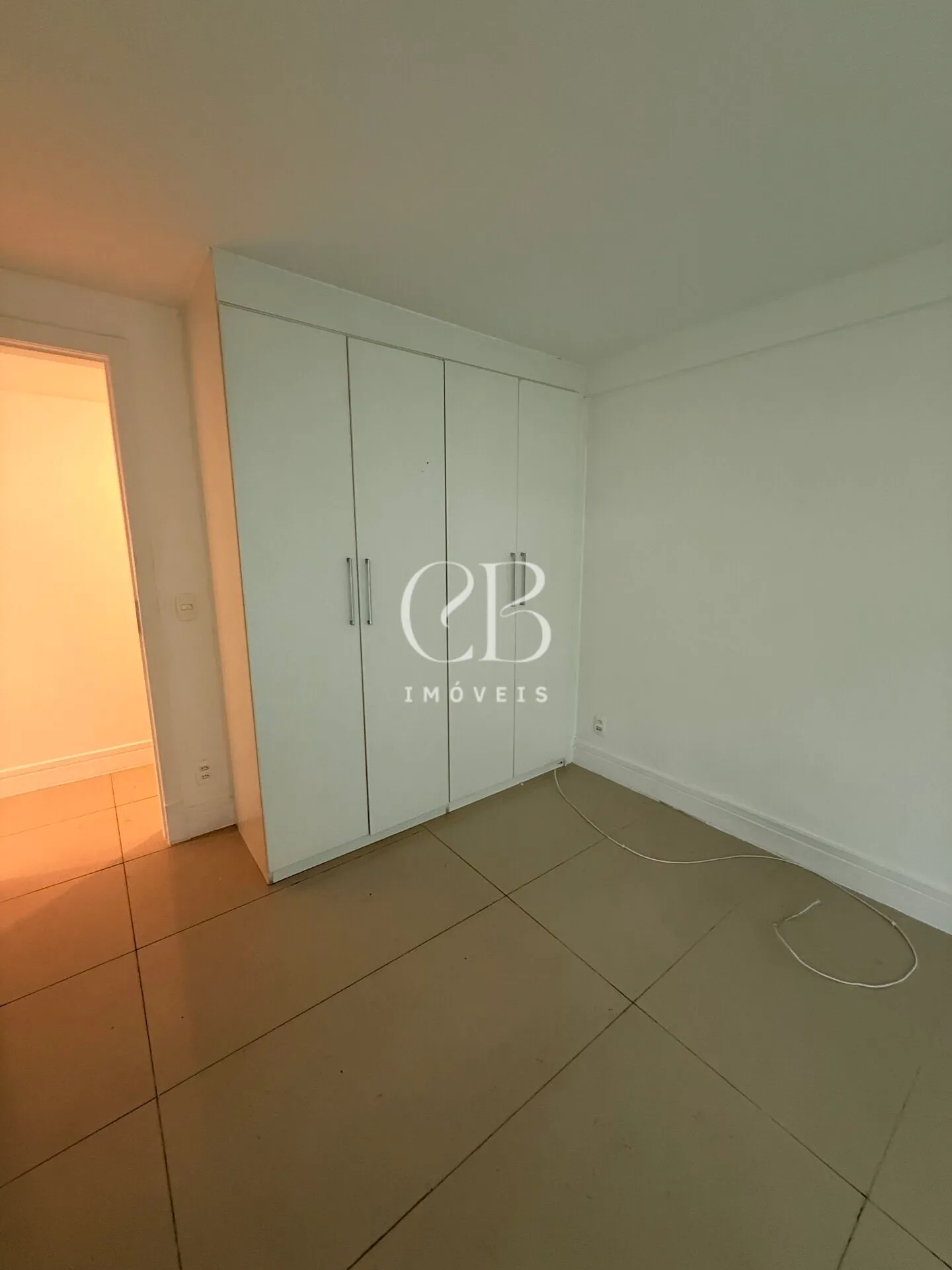Apartment with 4 bedrooms and a balcony in great condition — photo 17