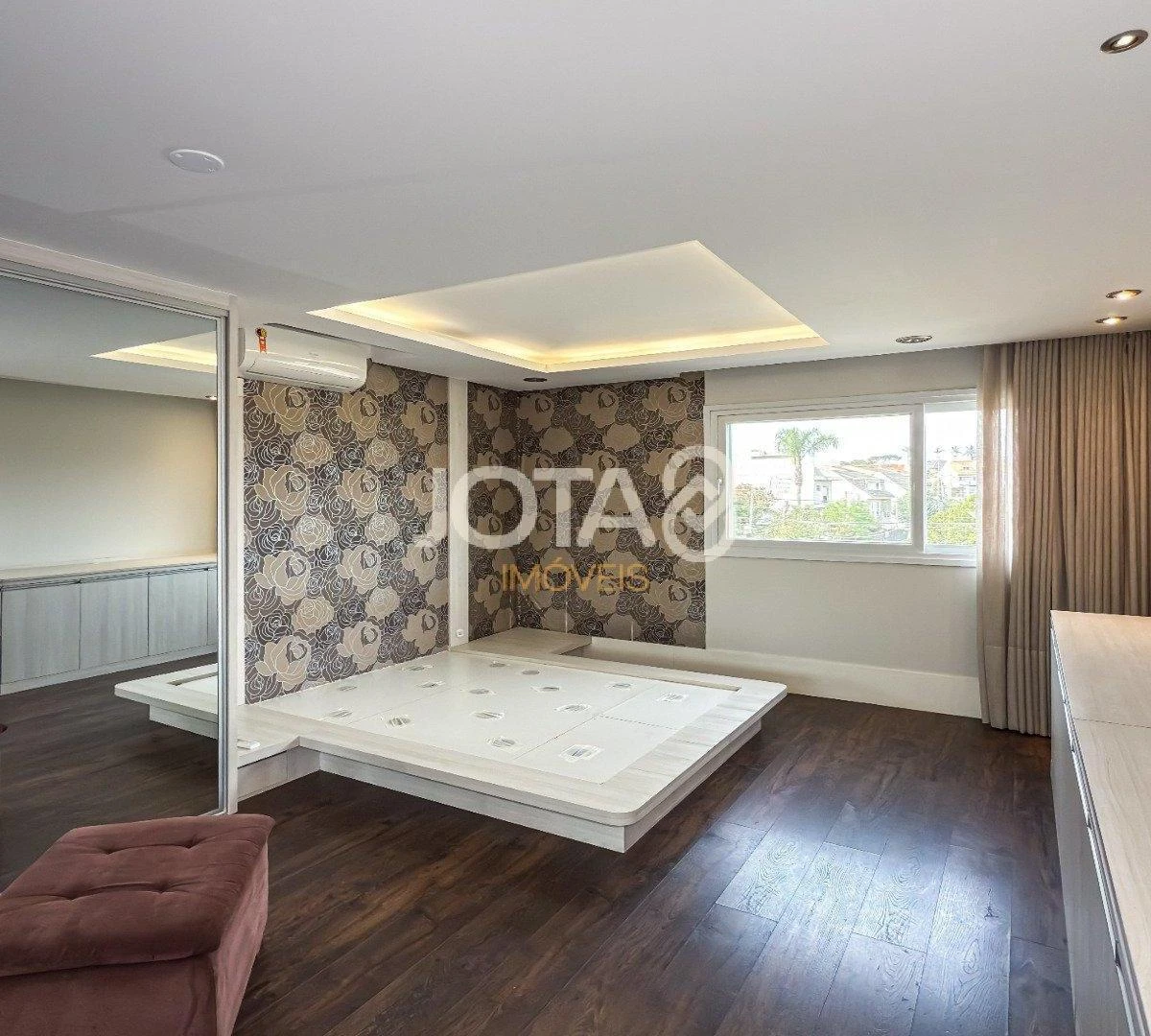 4-bedroom house with floor-to-ceiling windows — photo 11