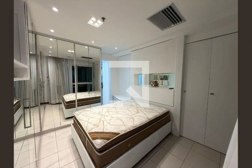 Apartamento mobiliado com cozinha americana e armários — photo 10