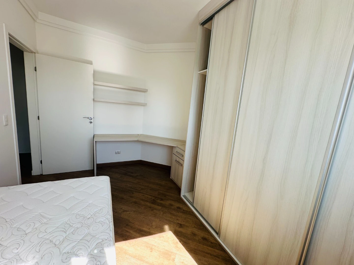 4-bedroom apartment in a building with a gym — photo 16