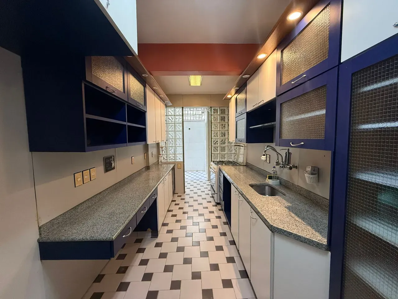 Unfurnished apartment with 2 bedrooms and 2 bathrooms — photo 30
