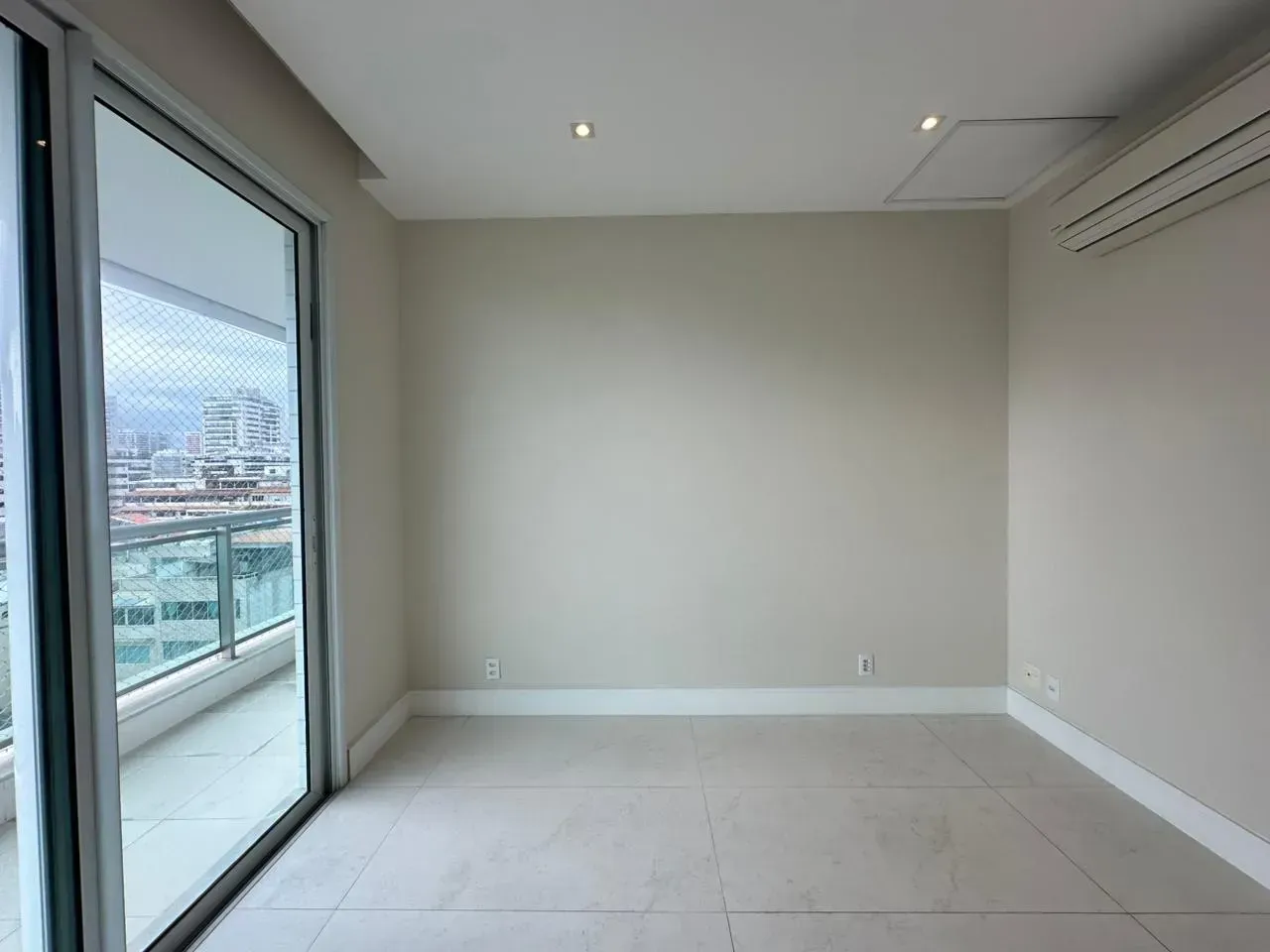 282 m² apartment with 4 bedrooms and 5 bathrooms — photo 13