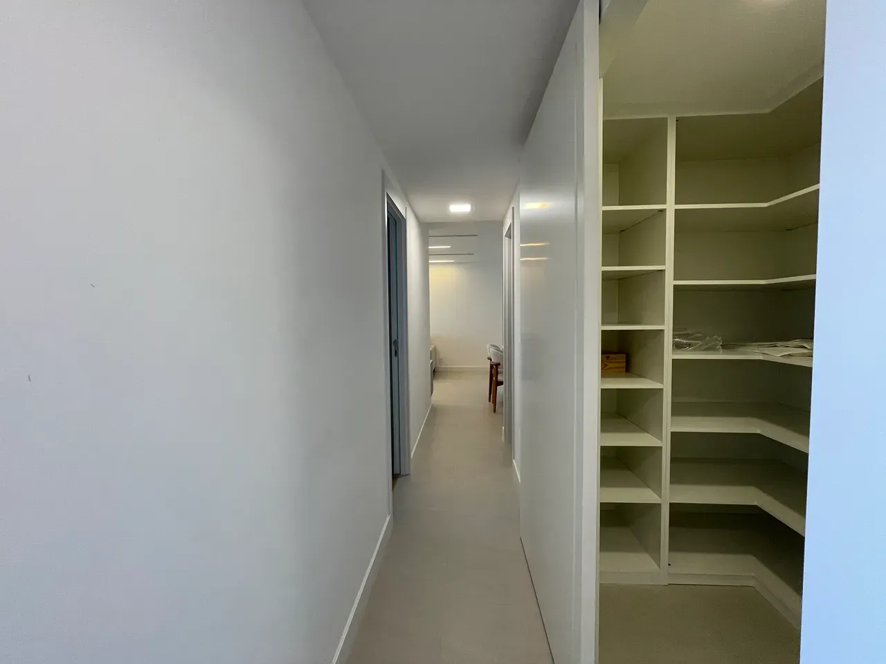 Furnished 151 m² apartment with 3 en-suite bedrooms and 2 parking — photo 8