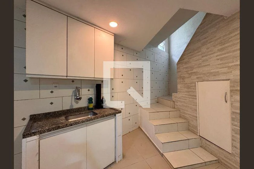 Balcony with a grill in a 2-bedroom house, 165 m² — photo 9