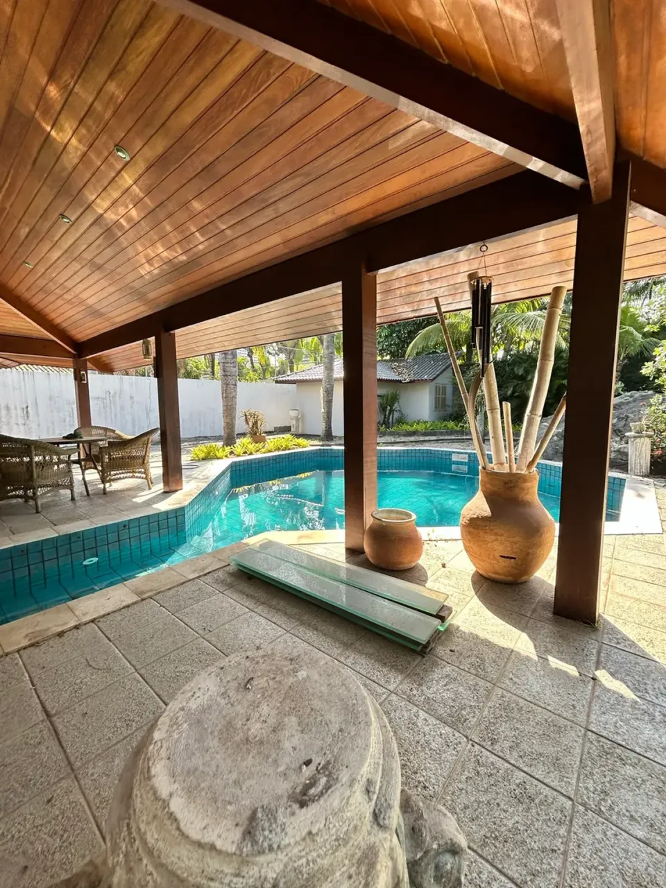 House with 4 bedrooms and 5 bathrooms plus shared pool area — photo 11