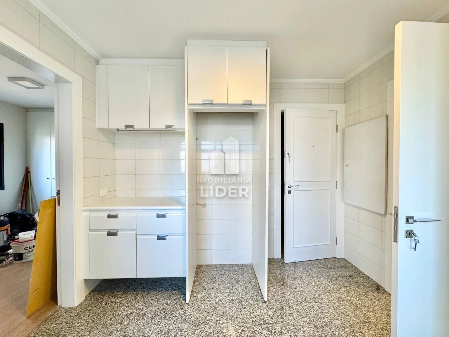Apartment with 4 bedrooms and 3 parking spots, balcony — photo 47
