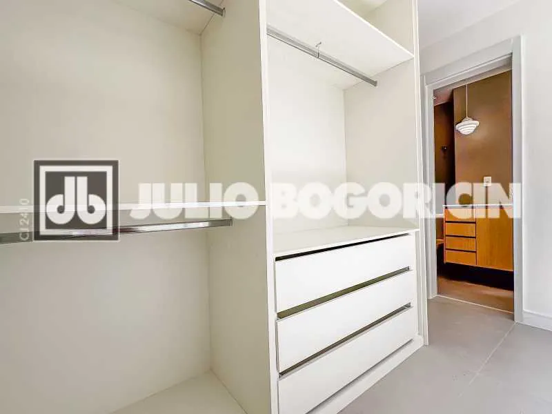 Walk-in closet in a 3-bedroom apartment, 110 m² — photo 5