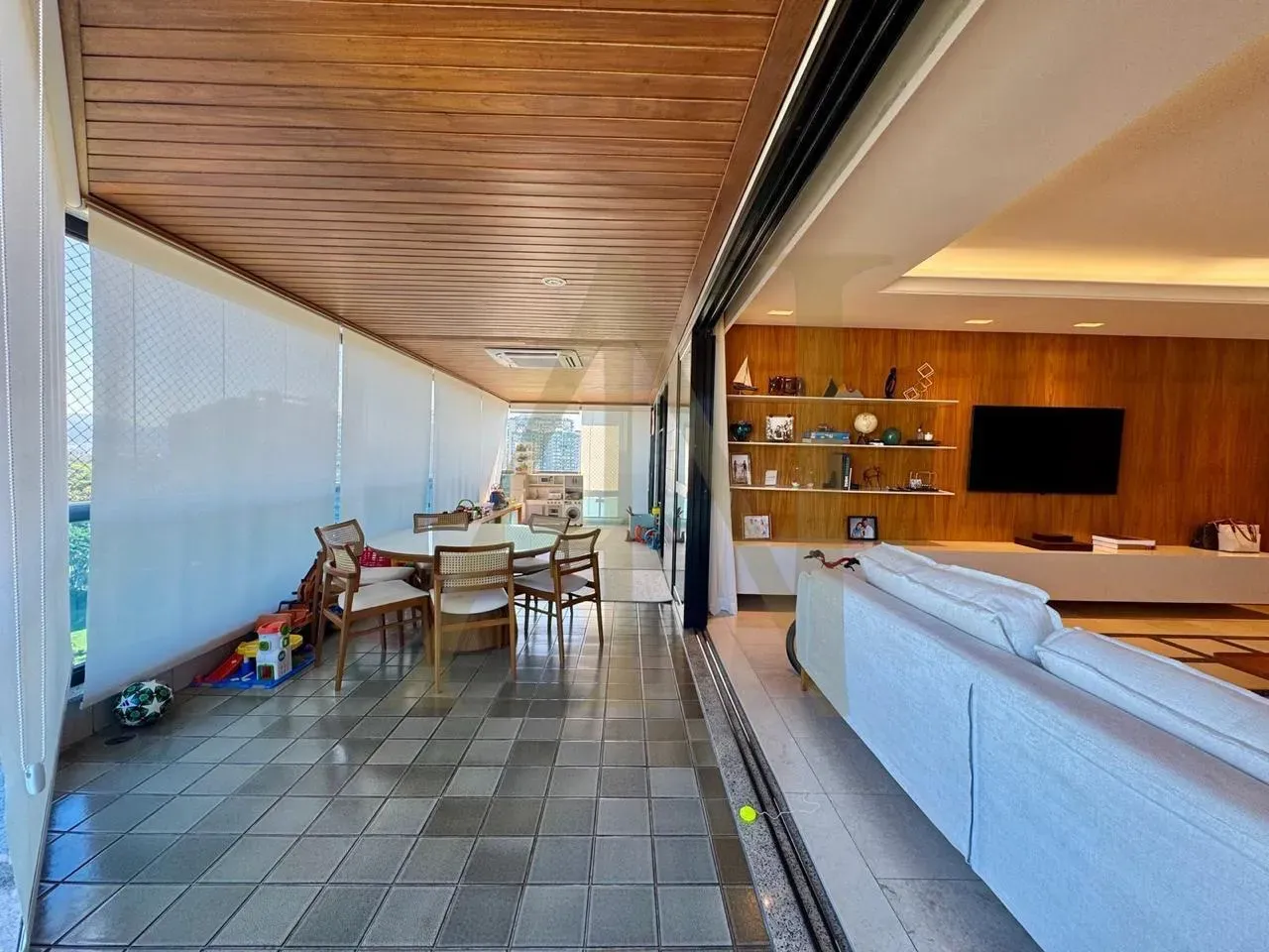 Furnished apartment with 4 bedrooms and 5 bathrooms — photo 48