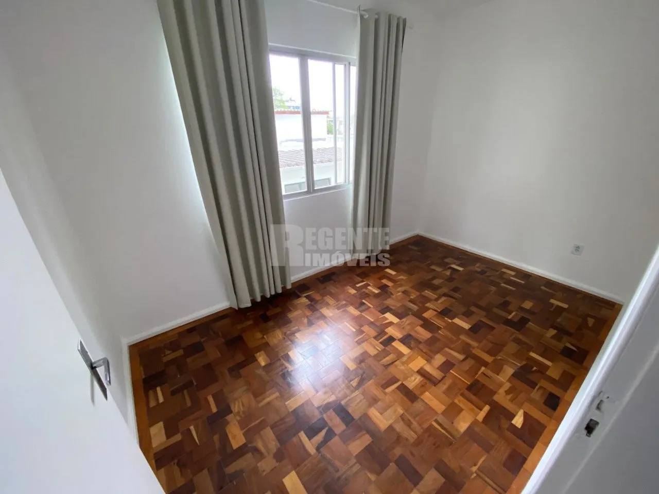 Wood or laminate floors in a 2-bedroom apartment, 80 m² — photo 4
