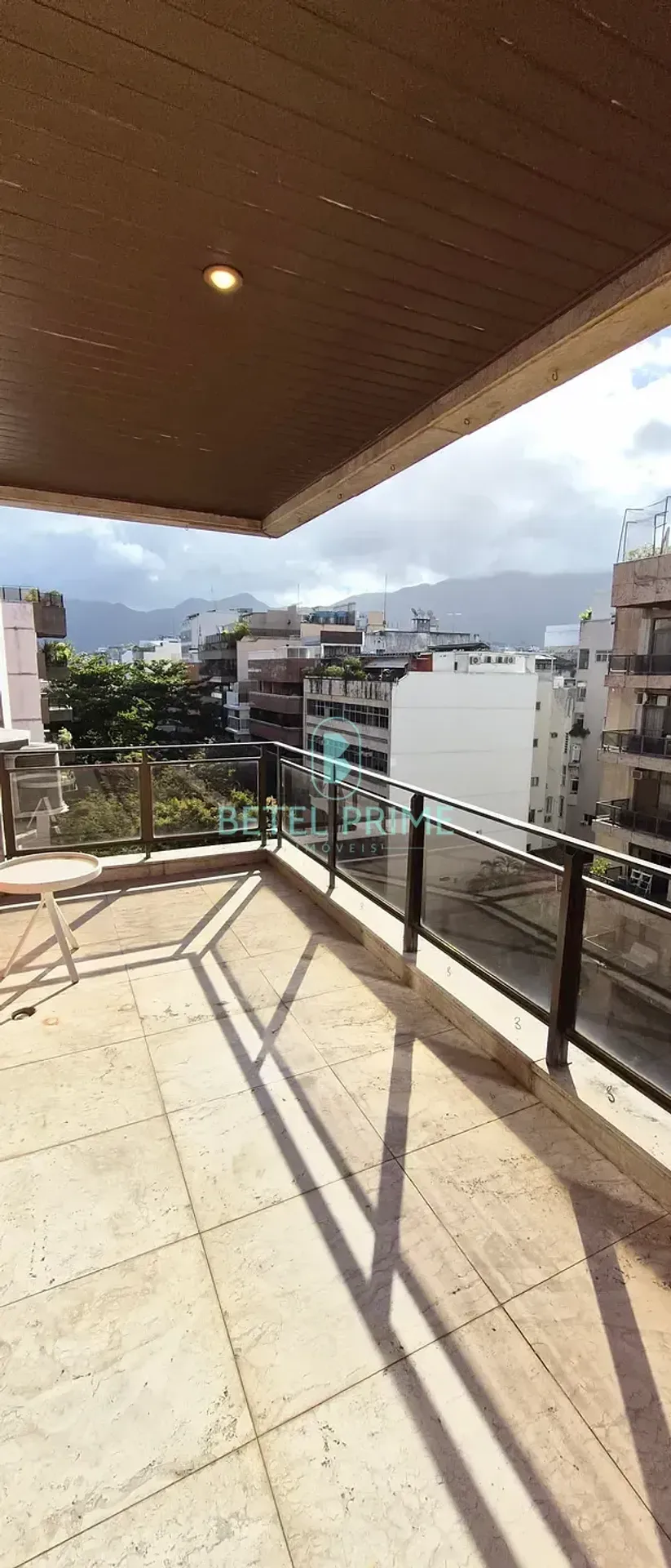 Penthouse con 2 dormitorios y 4 baños, con balcón