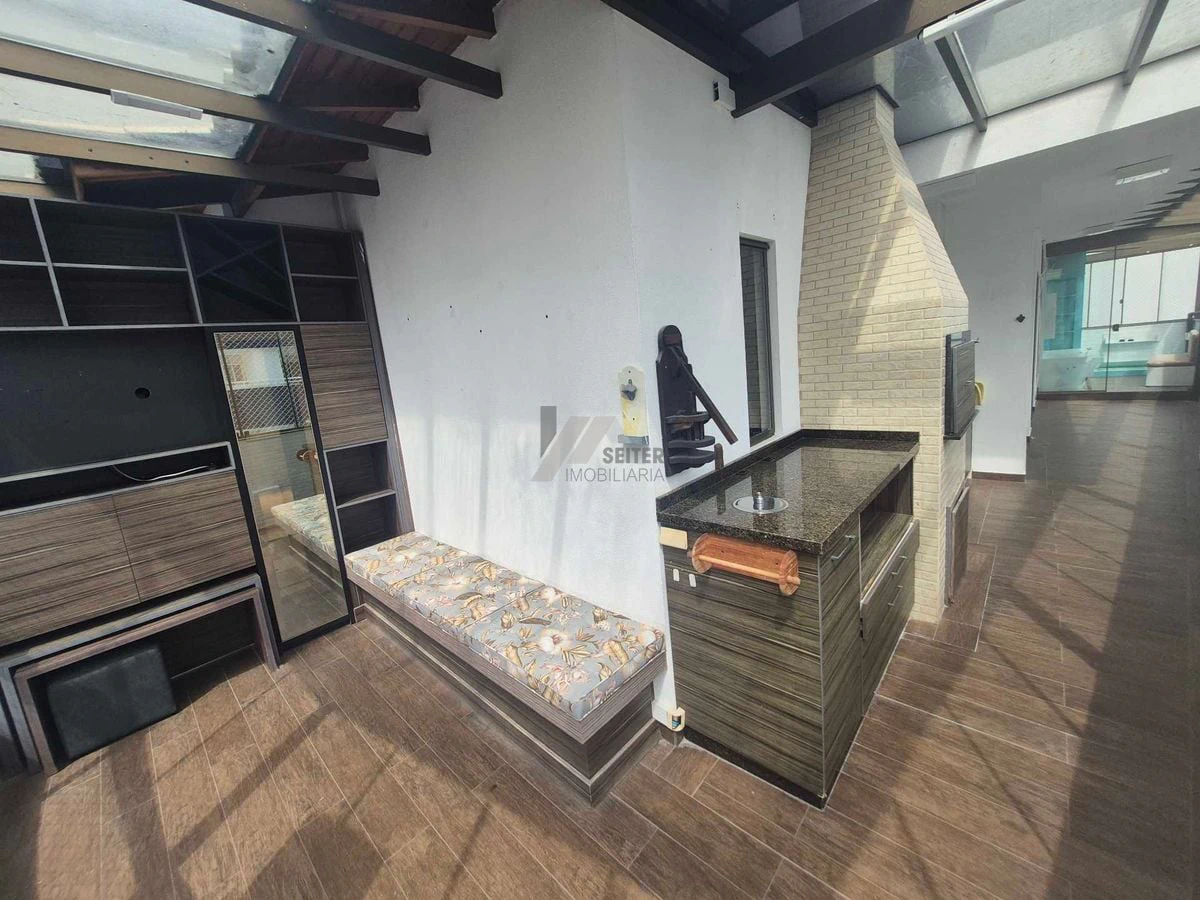 Balcony with a grill in a 3-bedroom apartment, 142 m²