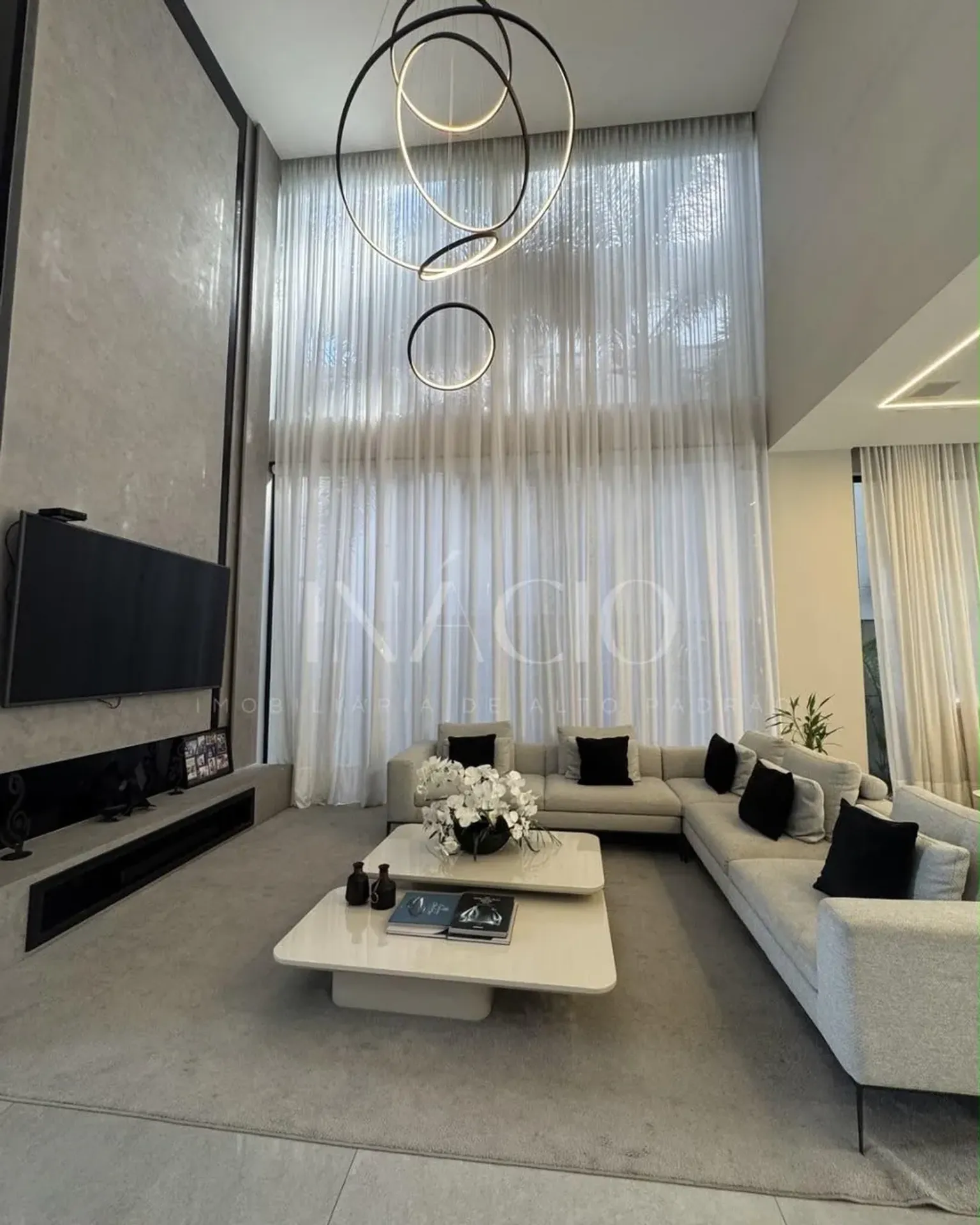 Furnished house, 600 m², with floor-to-ceiling windows — photo 3