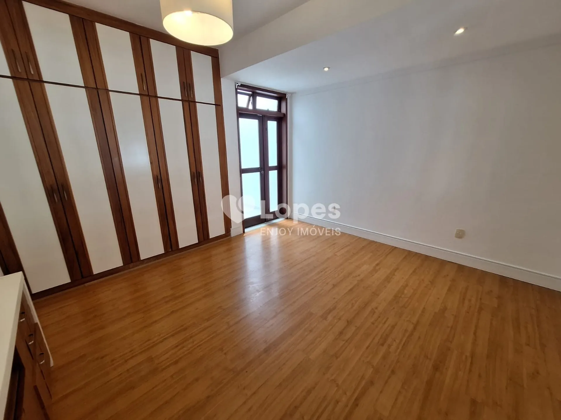 5-bedroom apartment in a building with a gym — photo 3