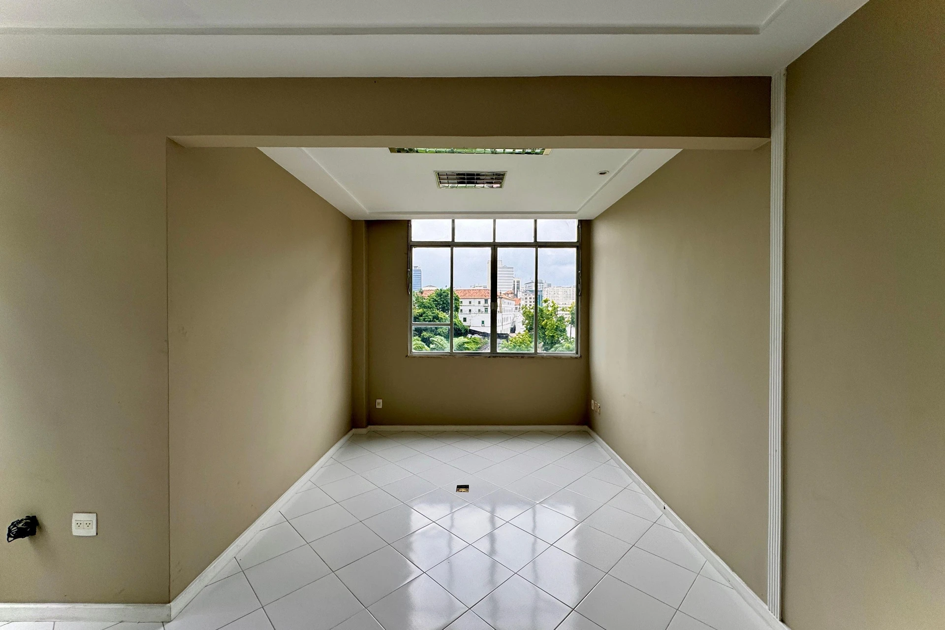 Furnished 2-bedroom apartment with 1 suite and balcony — photo 29