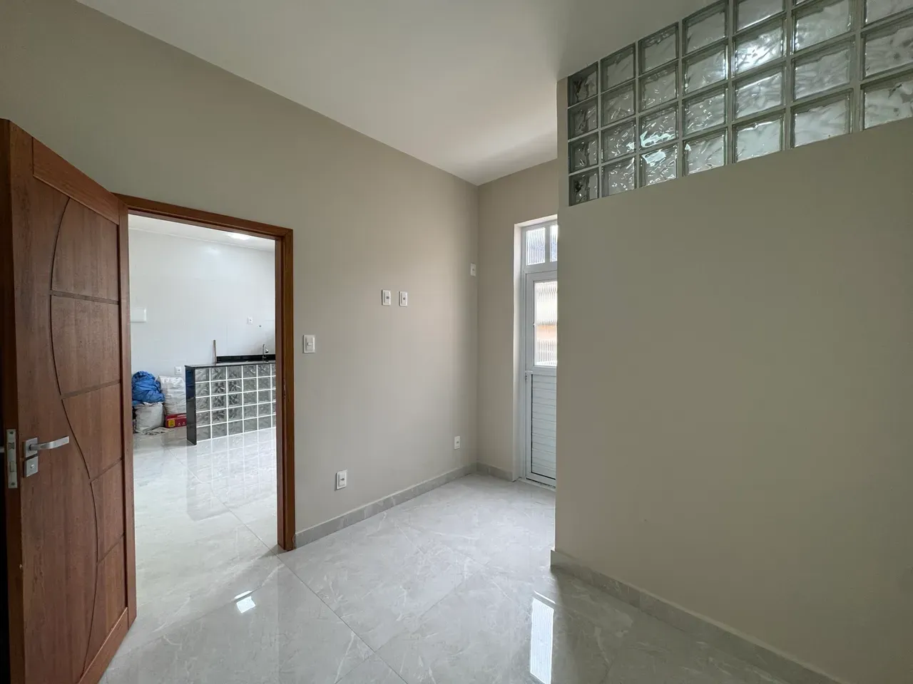 Glass-enclosed balcony in a one-bedroom apartment, 39 m² — photo 19