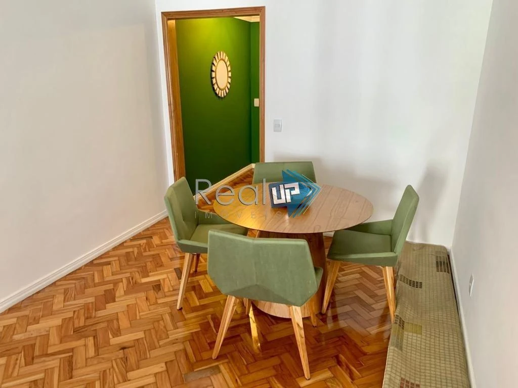 Wood or laminate floors in a 2-bedroom apartment, 80 m² — photo 15