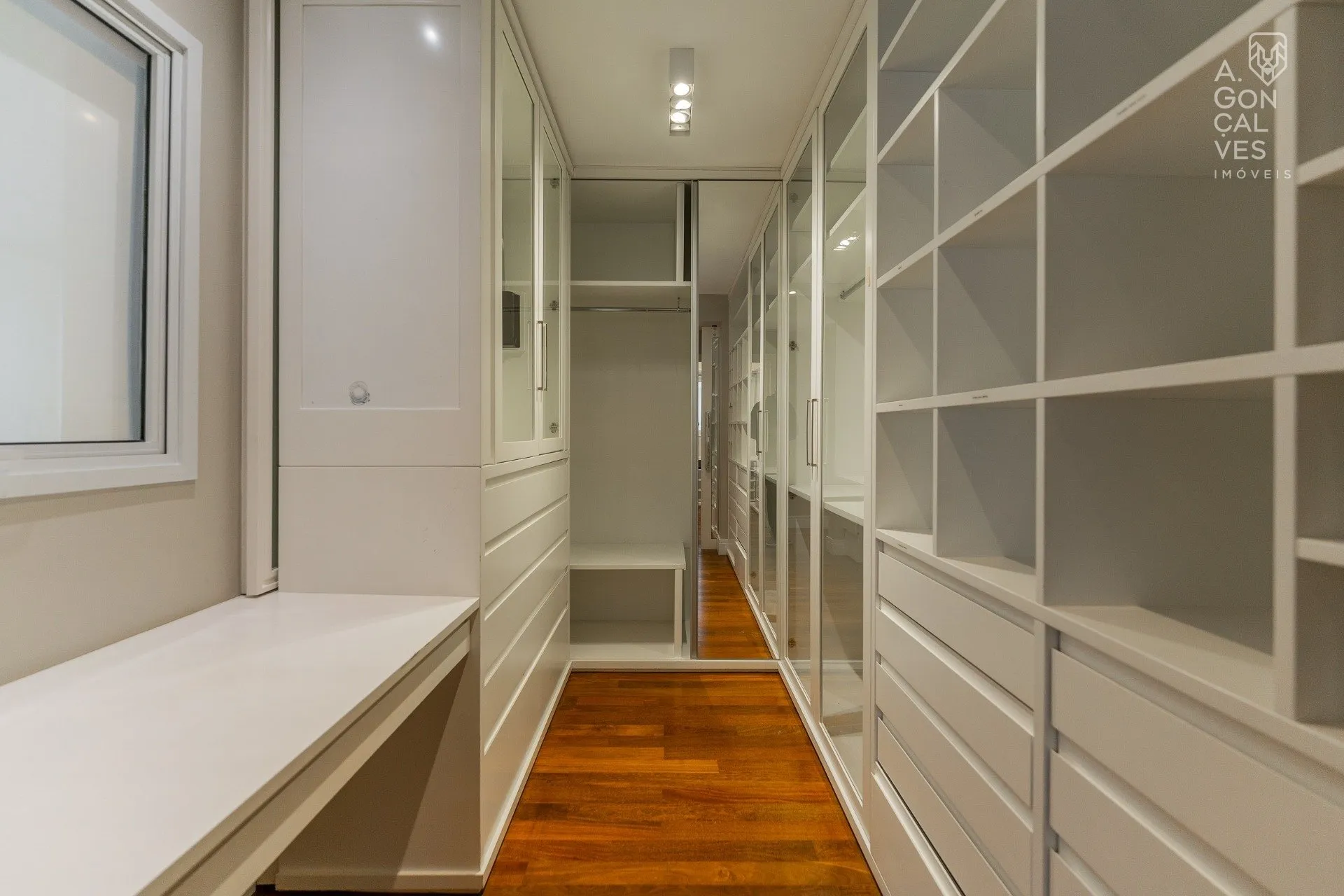 House with 4 bedrooms and 5 bathrooms, 5 parking spots — photo 44