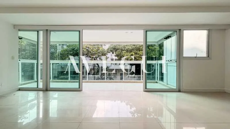 197 m² apartment with 4 bedrooms and a glass balcony — photo 18