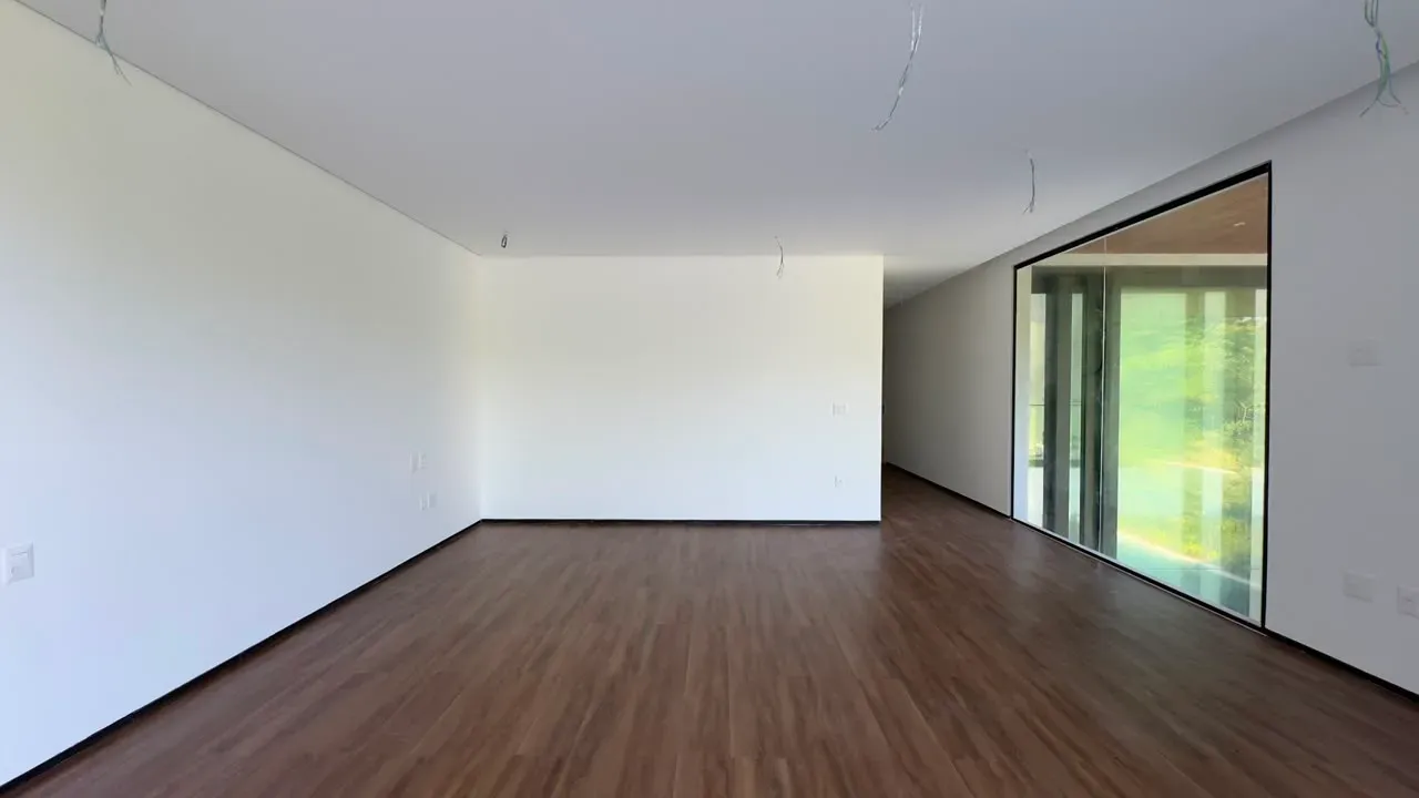 House with 5 bedrooms and floor-to-ceiling windows — photo 34