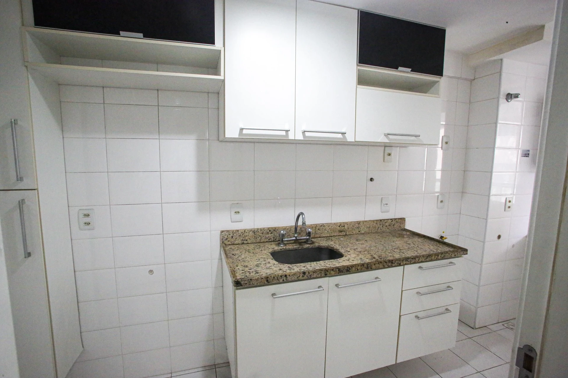 Balcony with a grill in a 2-bedroom apartment, 60 m² — photo 9