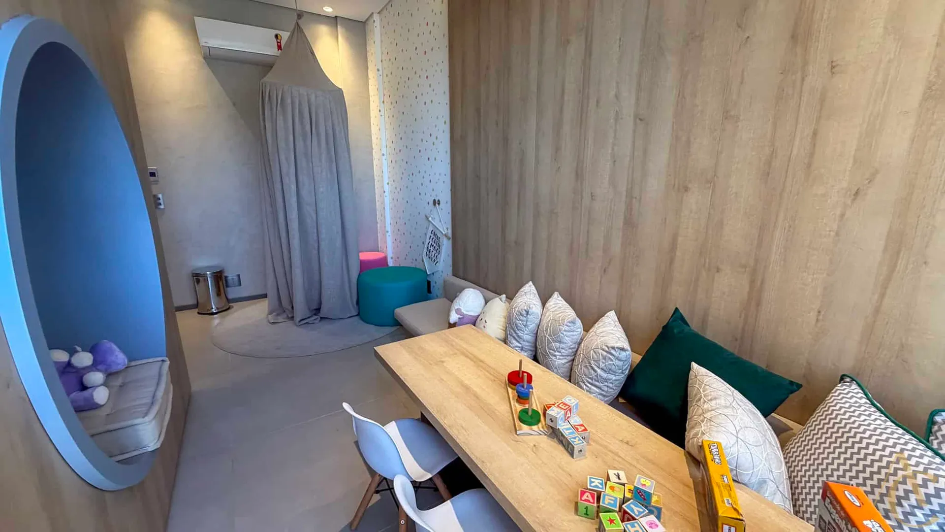 Glass-enclosed balcony in a 2-bedroom apartment, 69 m² — photo 18