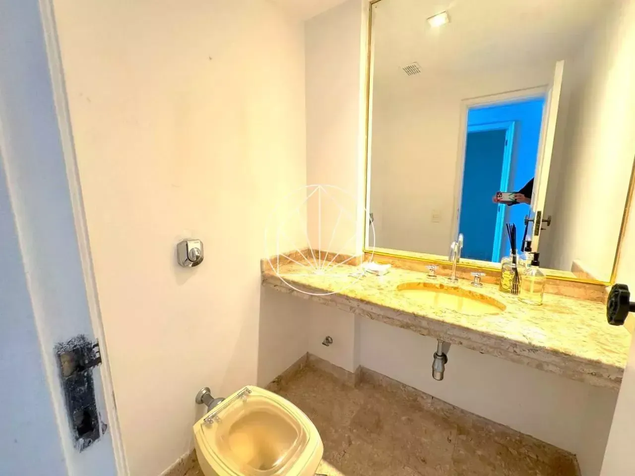 Apartamento de 3 quartos com cozinha fechada e 210 m² — photo 10