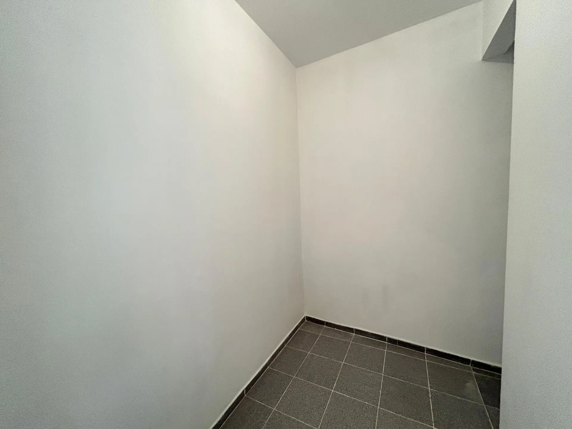 Unfurnished rental apartment with 2 bedrooms and parking — photo 34