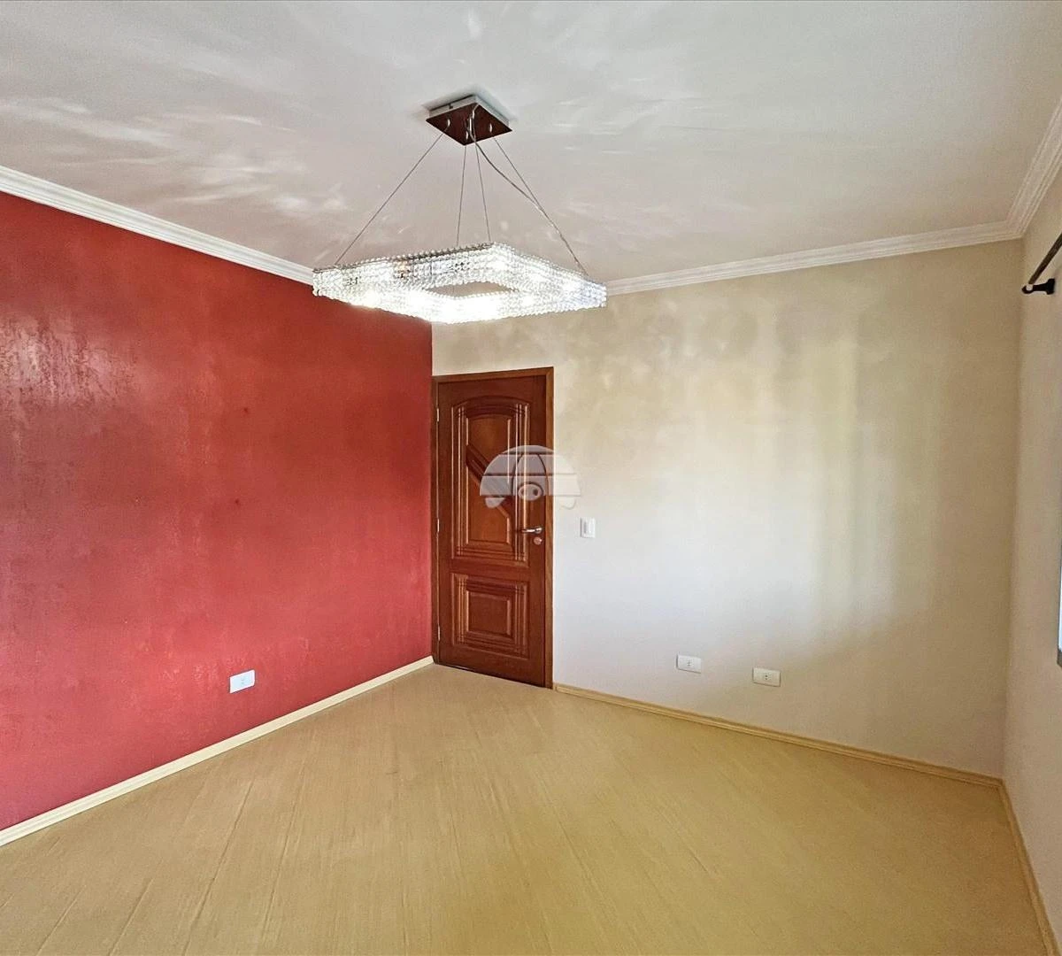 Wood or laminate floors in a 3-bedroom house, 126 m² — photo 10