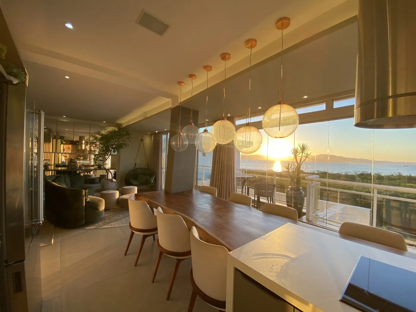 318 m² apartment with a bathtub and a water view — photo 9