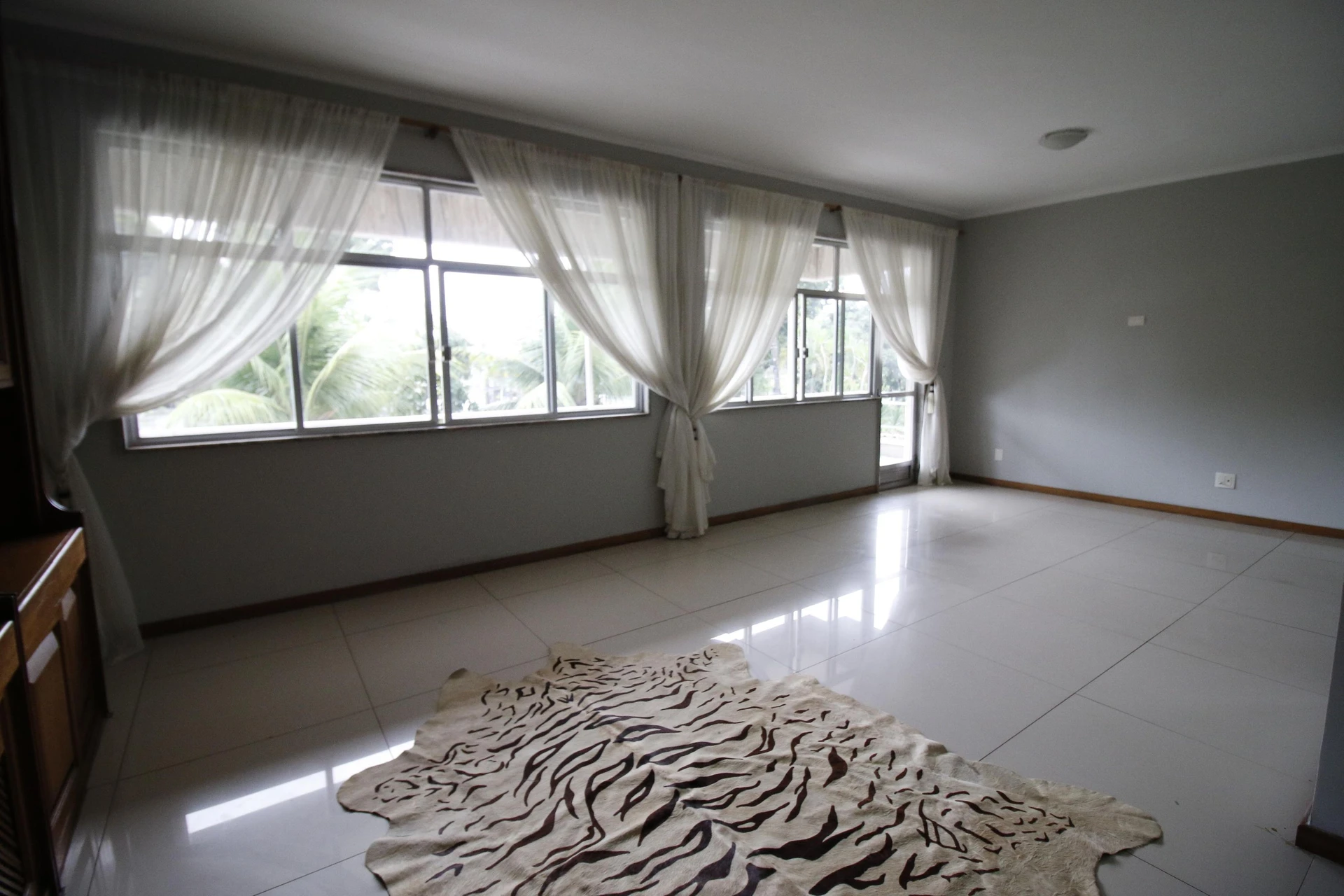 Condo house with 4 bedrooms and 2 en-suites, 3 parking