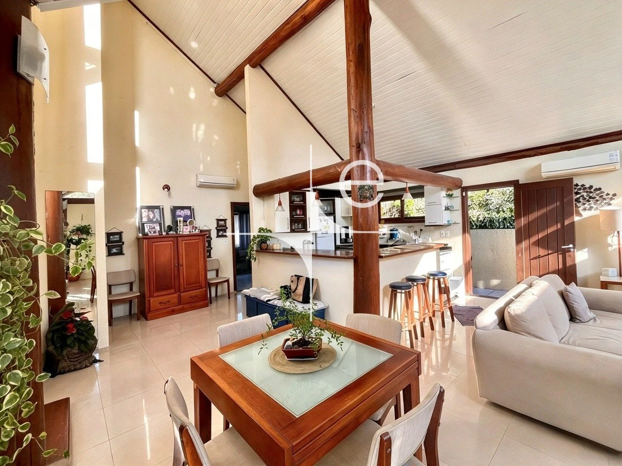 Furnished house, 225 m², with floor-to-ceiling windows