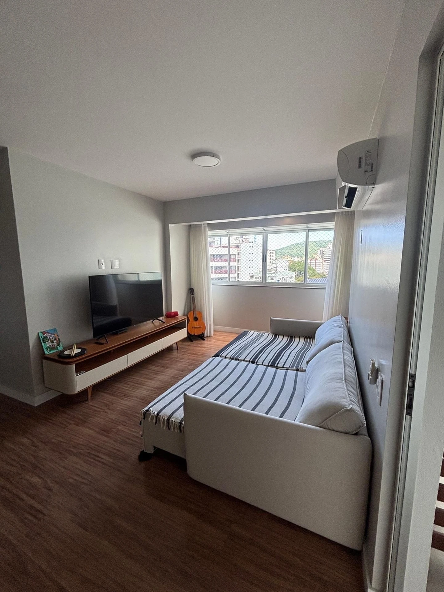 3-bedroom apartment with floor-to-ceiling windows
