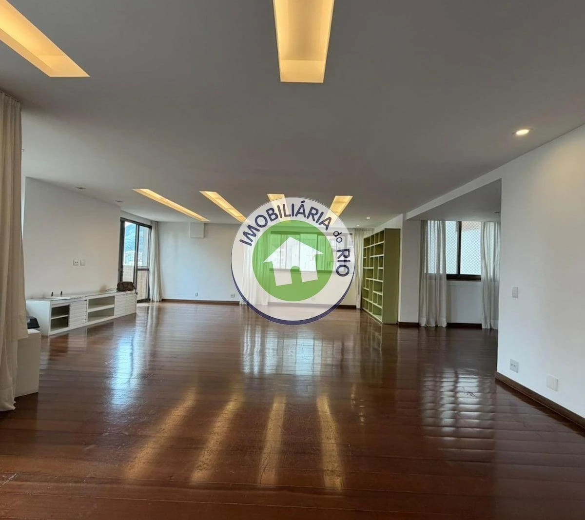 4-bedroom rental with 5 bathrooms and water views — photo 15
