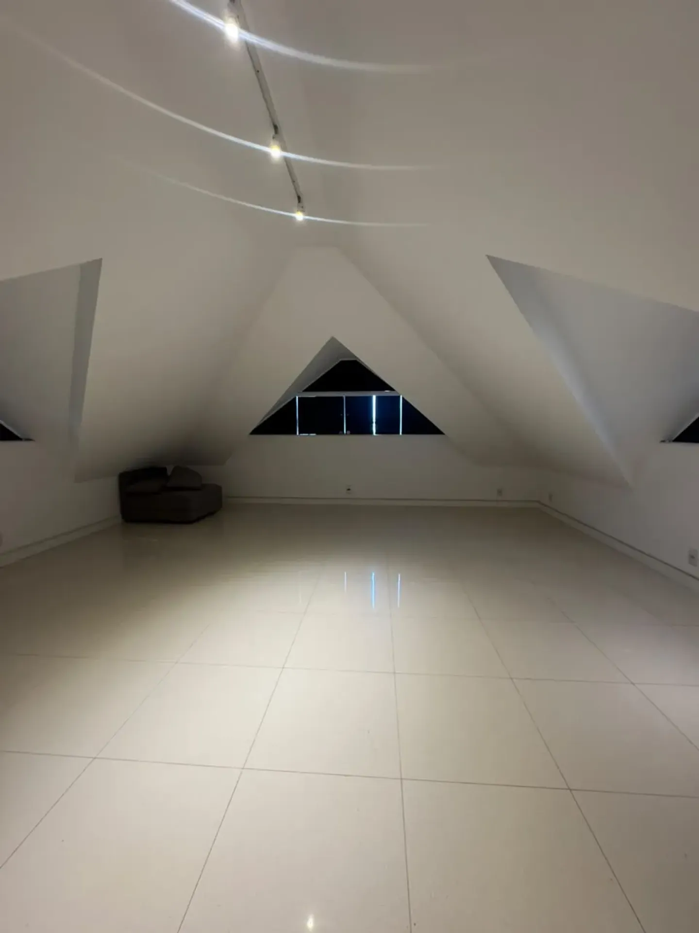 House, 300 m², with floor-to-ceiling windows — photo 18