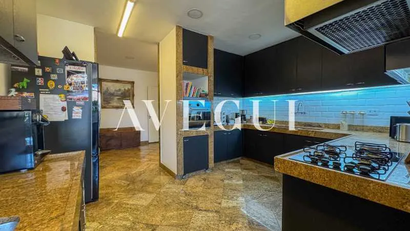 250 m² apartment with 4 bedrooms and 3 parking spots — photo 29