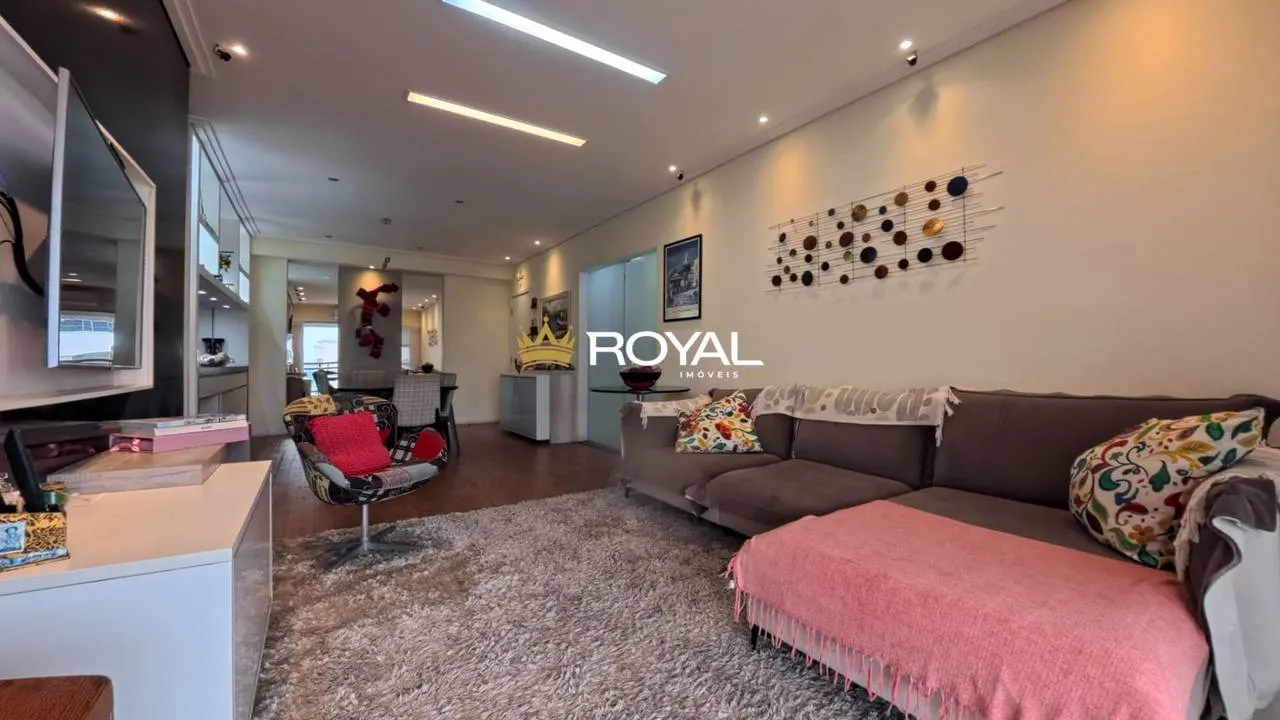 4-bedroom apartment in a building with a pool — photo 7