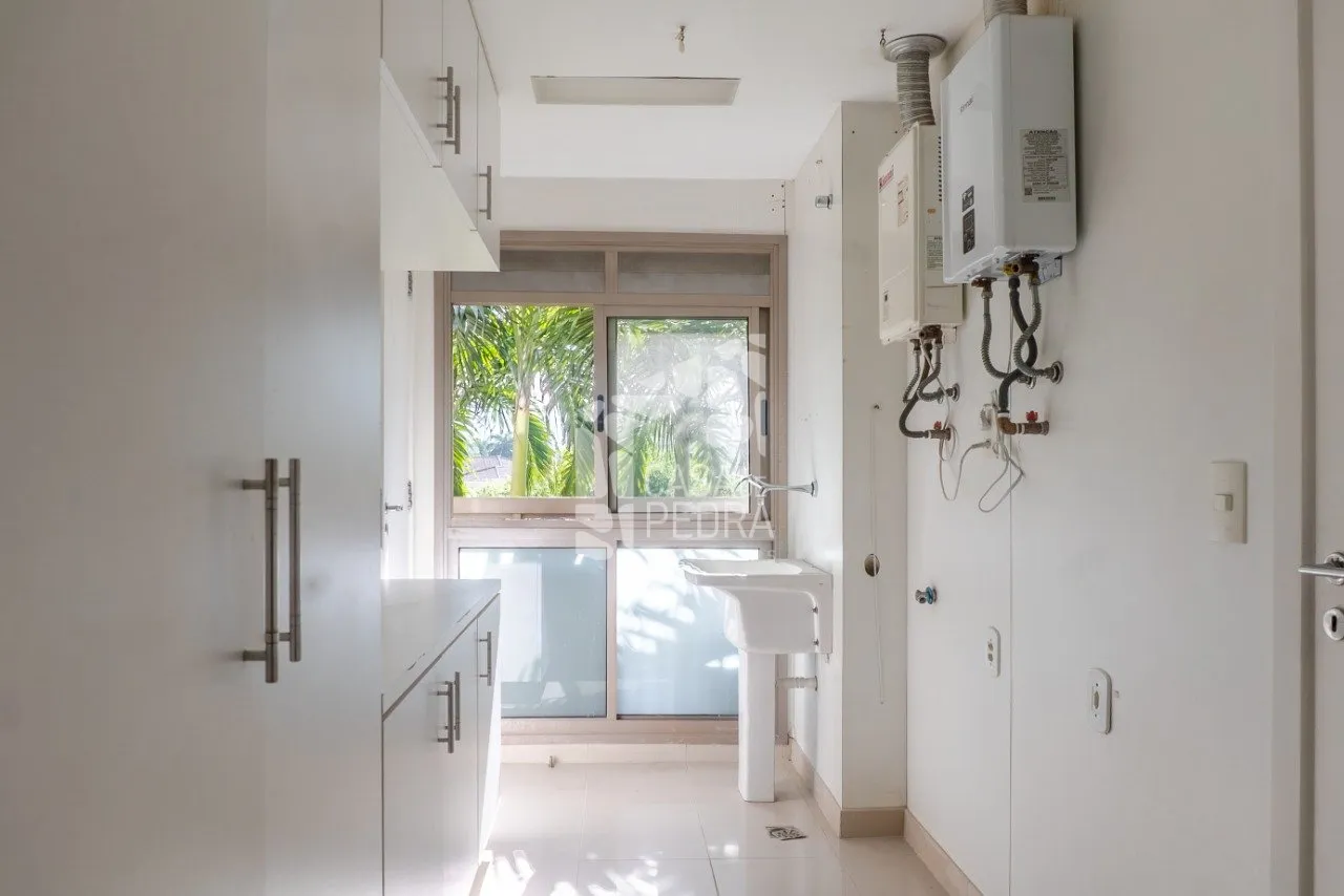 4-bedroom apartment with enclosed glass balcony — photo 52