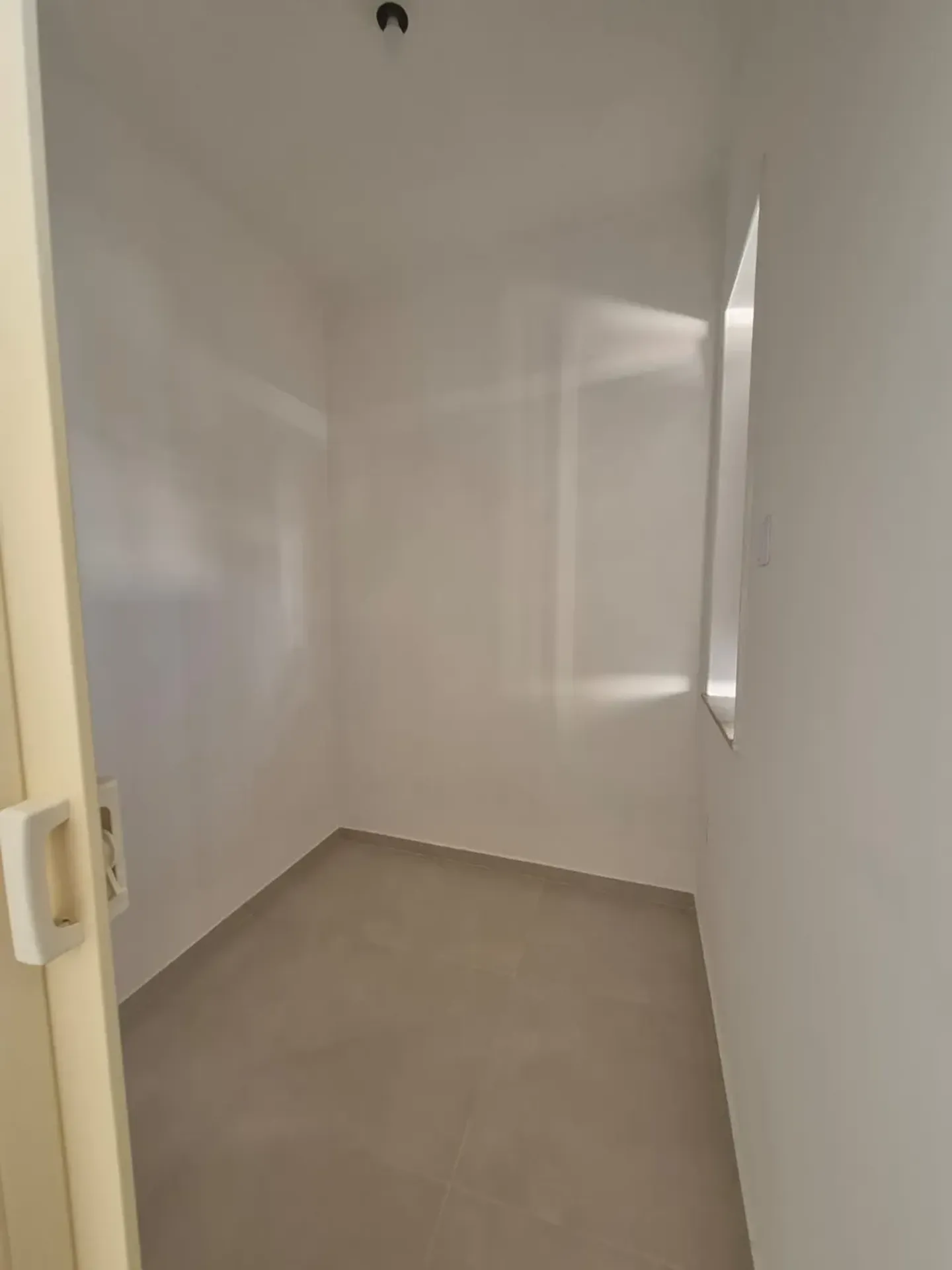 Apartamento sem mobília com cozinha planejada e tanque — photo 9