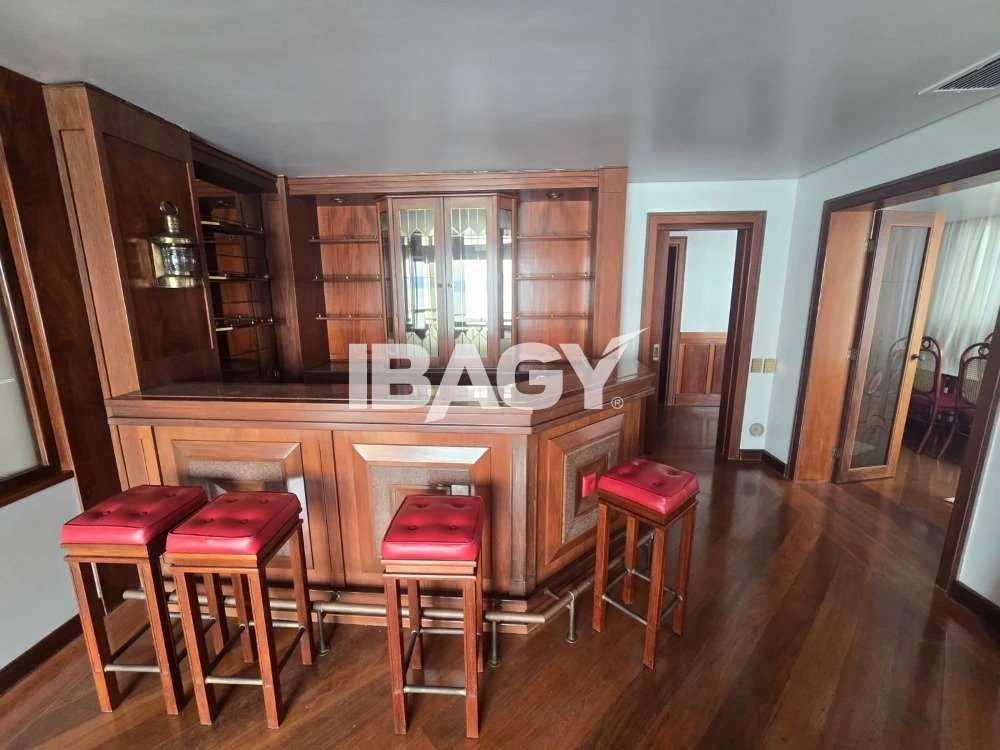 512 m² unfurnished apartment with a fully glazed balcony — photo 4