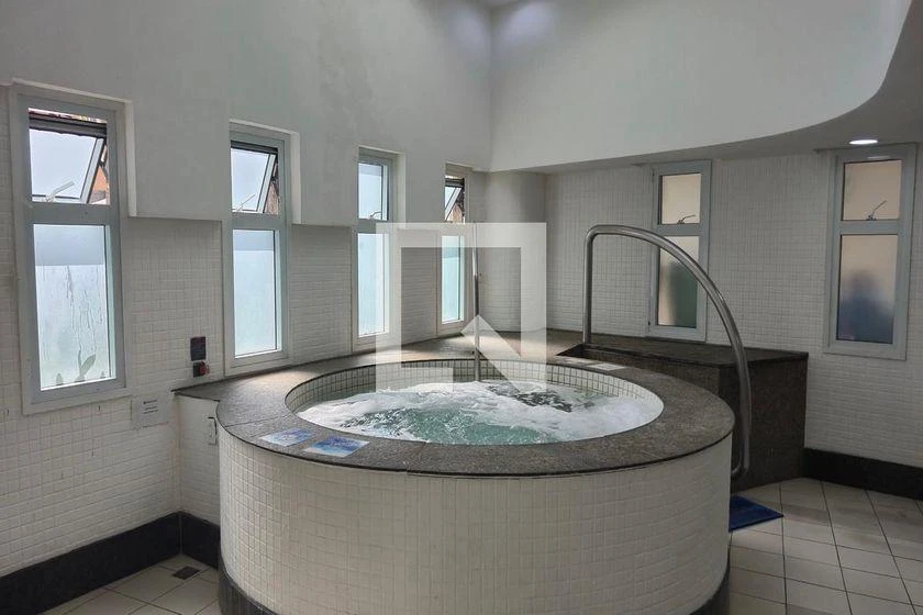 Furnished 1-bedroom apartment with glass-enclosed balcony — photo 34
