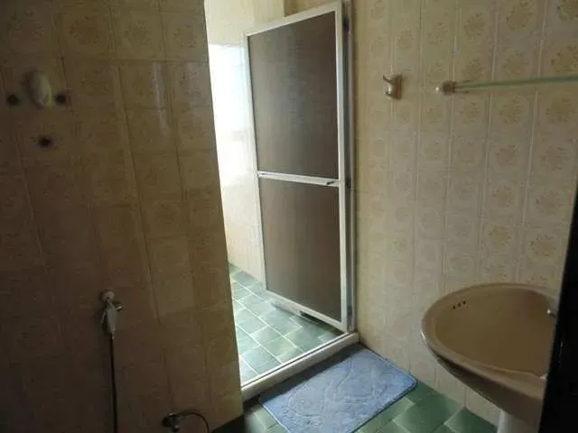Apartment with a closed-off kitchen and 3 bedrooms — photo 9