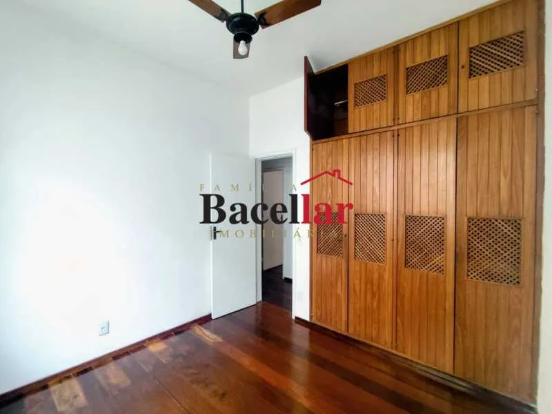 3-bedroom house with wood or laminate floors — photo 2