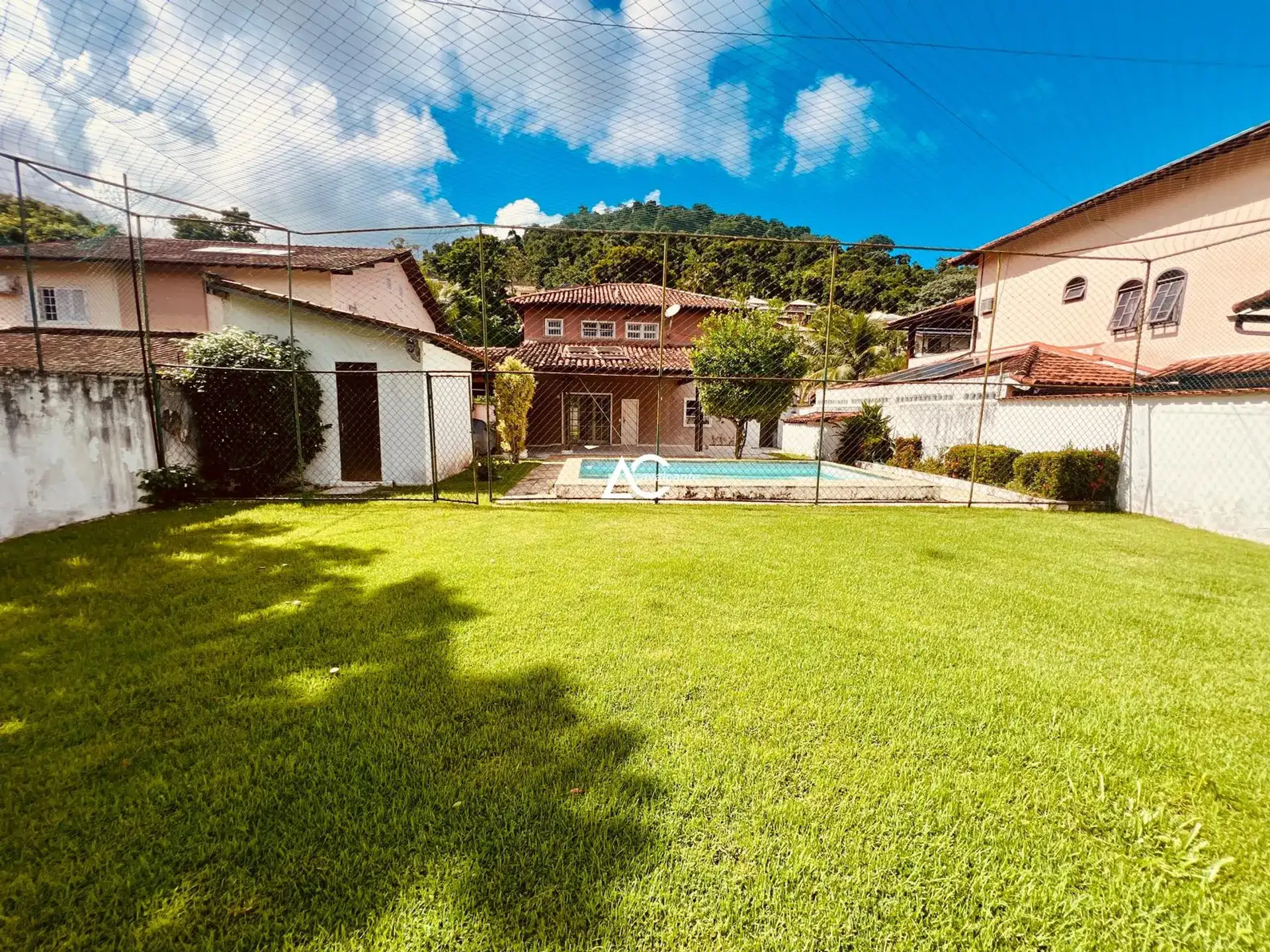House with 5 bedrooms and 5 bathrooms plus a pool — photo 41