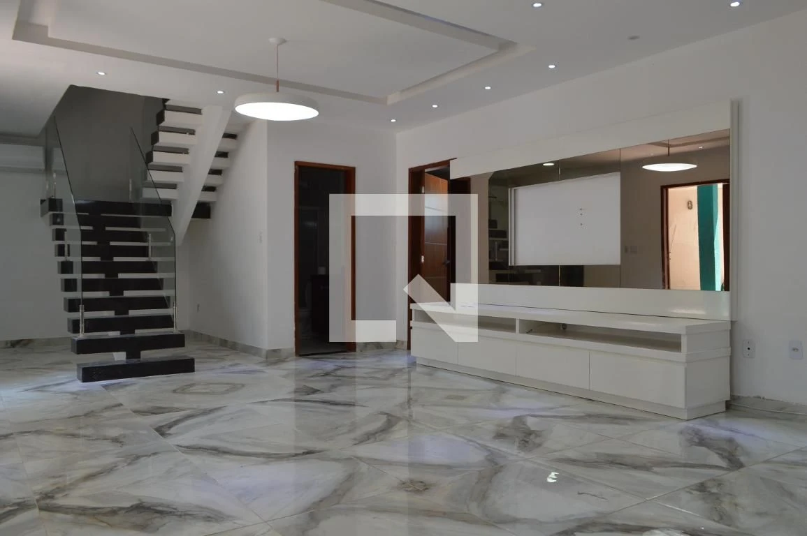 Casa de 3 quartos com janelas do piso ao teto