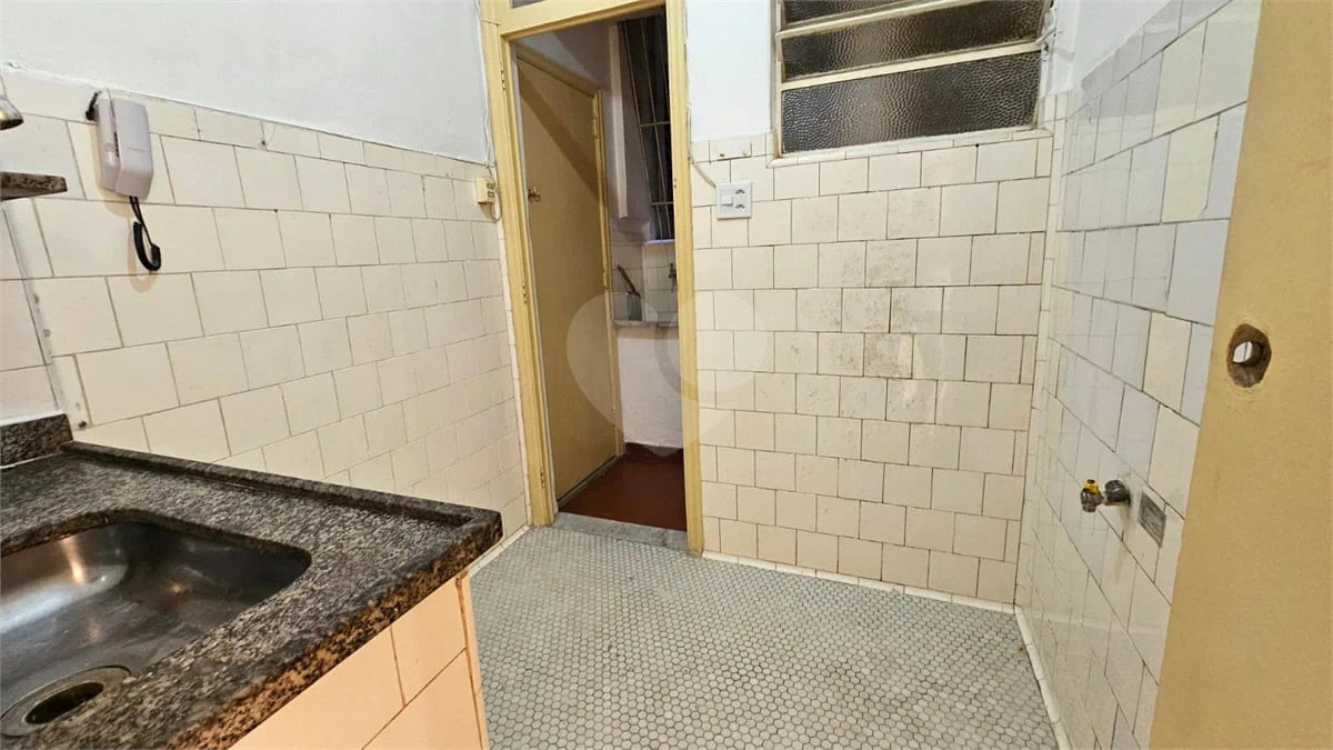 Wood or laminate floors in a 2-bedroom apartment, 58 m² — photo 18