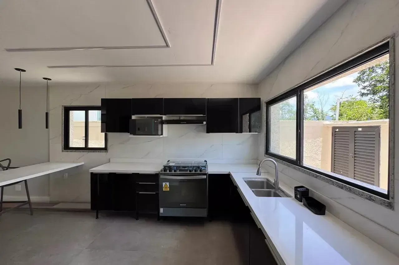 Casa de 4 dormitorios con ventanales de piso a techo — photo 8