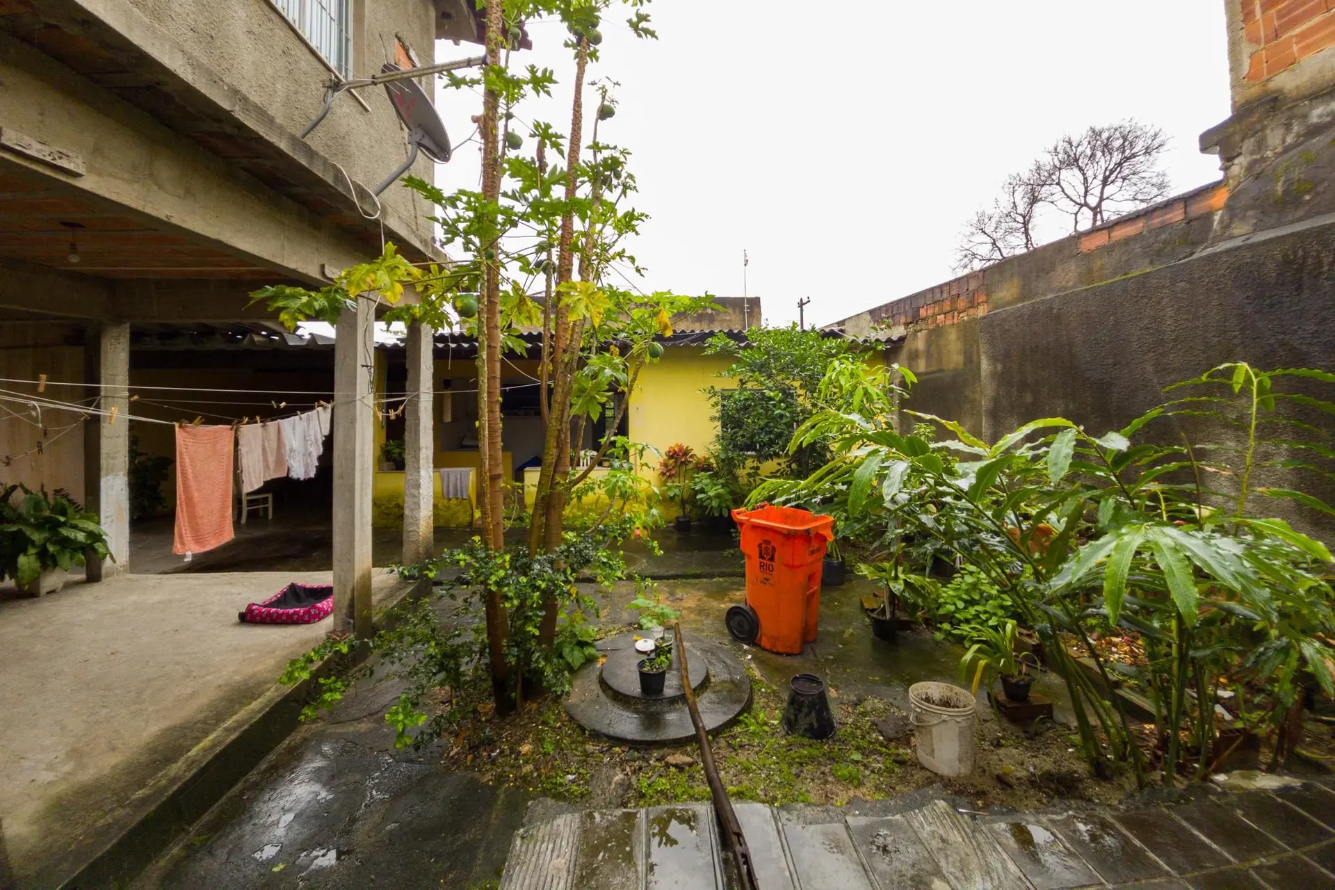 360 m² house with a home office and a garden — photo 48