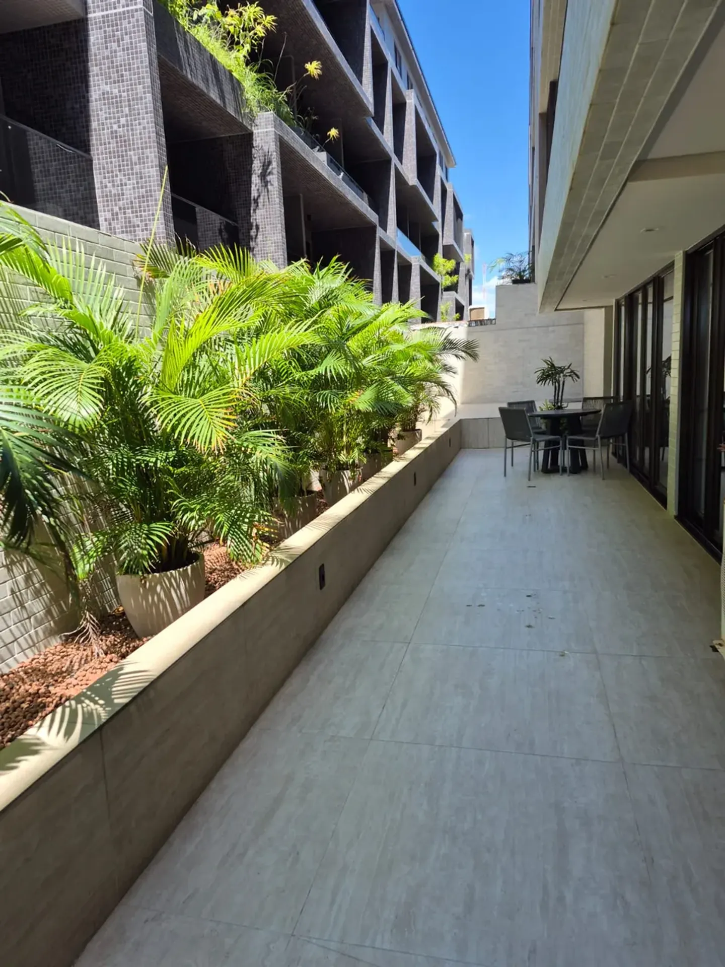 Furnished 2-bedroom apartment with balcony — photo 30